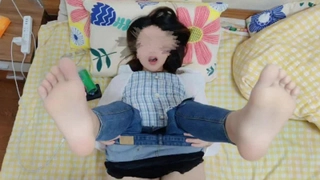 年轻情侣自制视频,可爱的女孩在大雨后意外高潮