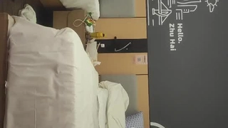 性欲旺盛的少女在玩手机传奇时被男友狠狠地操