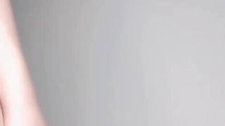 颜值身材都很不错的御姐少妇直播赚外快，在狼友的调教下脱光揉奶玩逼给狼友看特写，舔鸡巴口球道具自慰呻吟