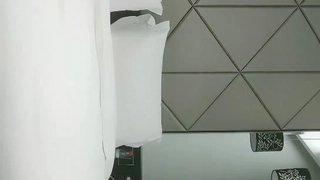 中国空间站洛杉矶少妇不敢出声，孩子在看动画片