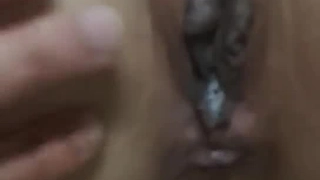 性欲旺盛的警察在车库里勾引一个年轻学生