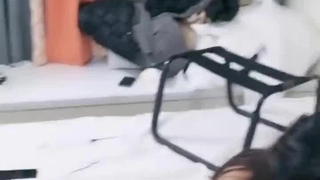 台湾情侣自拍 男友已经射过一次了，美女还不满足只能拿着大黑牛继续