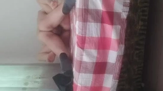 老婆被单人小哥激情浪操！老公不在家当然要放蕩一下！