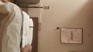 业余少女享受用巨大的假阳具的独奏玩耍时间