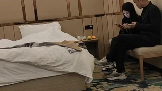 约了位有点紧张的大长腿性感美女啪啪，慢慢调情放开后再狠狠爆干～