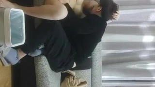 小巧的少女被巨大的阴茎摧毁了她的肛门