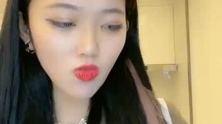 业余少女在公共场合闪现她的乳头并呻吟