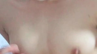 少女学生Scarlett Johnson在宿舍房间里沉迷于黑光性爱